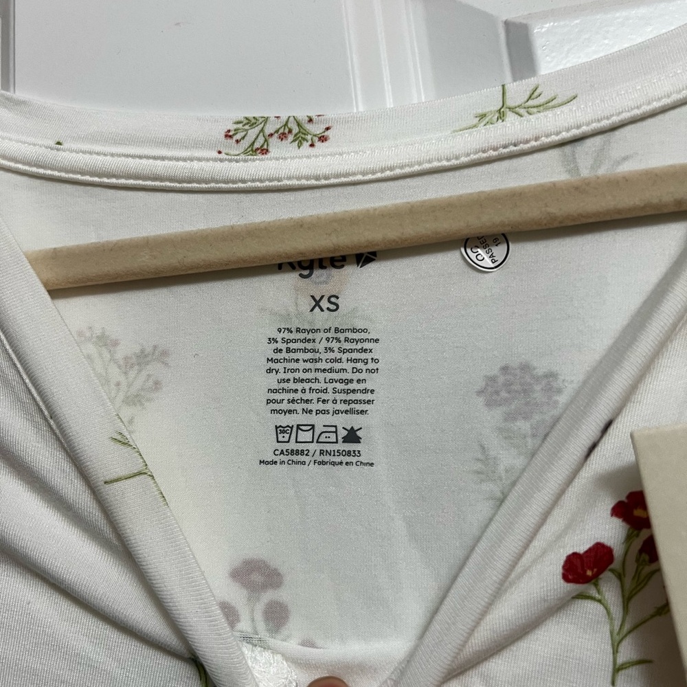 Women’s Relaxed Fit V-Neck in Wildflower kyte baby - Picture 2 of 5